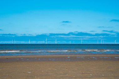 Galler 'de Talacre plajındaki İrlanda denizi manzarası 2022.