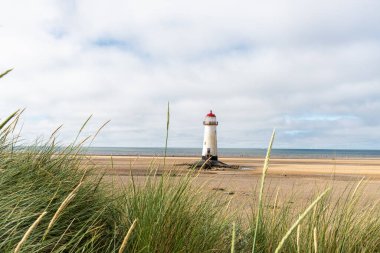 Güneşli günde kumsal küçük, Talacre Galler 'de, manzara deniz feneri.