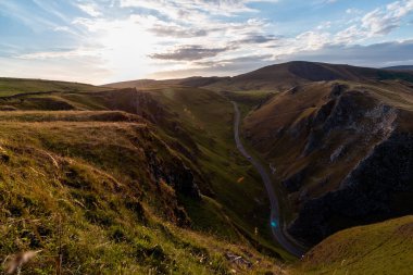 Kazananlar 2022 günbatımından önce İngiltere 'de Ulusal Park Tepesi Bölgesi' nden geçti..
