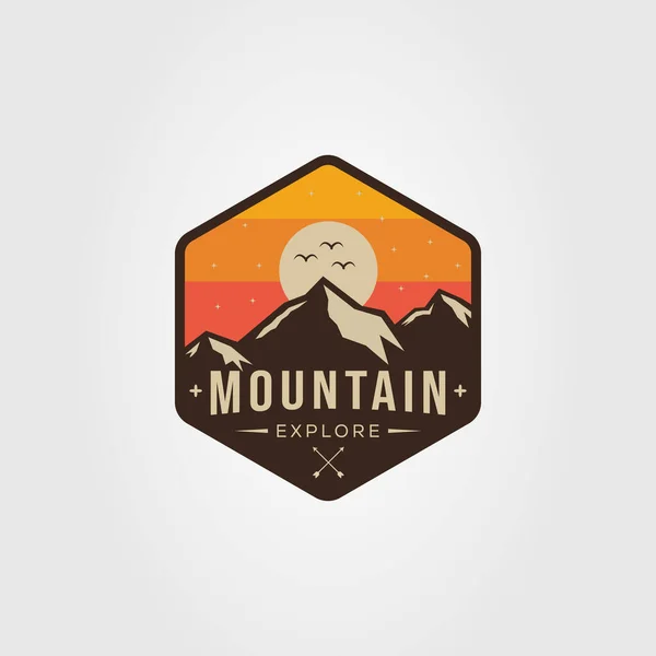 Stunning Mountain Beautiful Sunset Landscape Logo Vector Illustration Design — Vetor de Stock