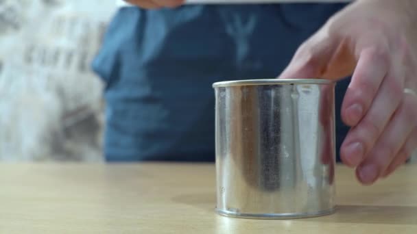 A man opens an can — Vídeo de Stock