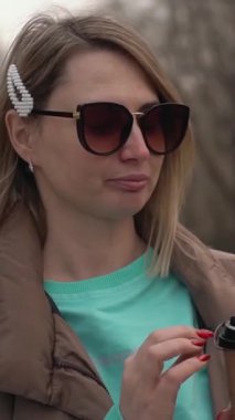 Parkta bir kız kahve içiyor..