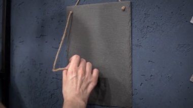 Bir adam tebeşirle çizer.