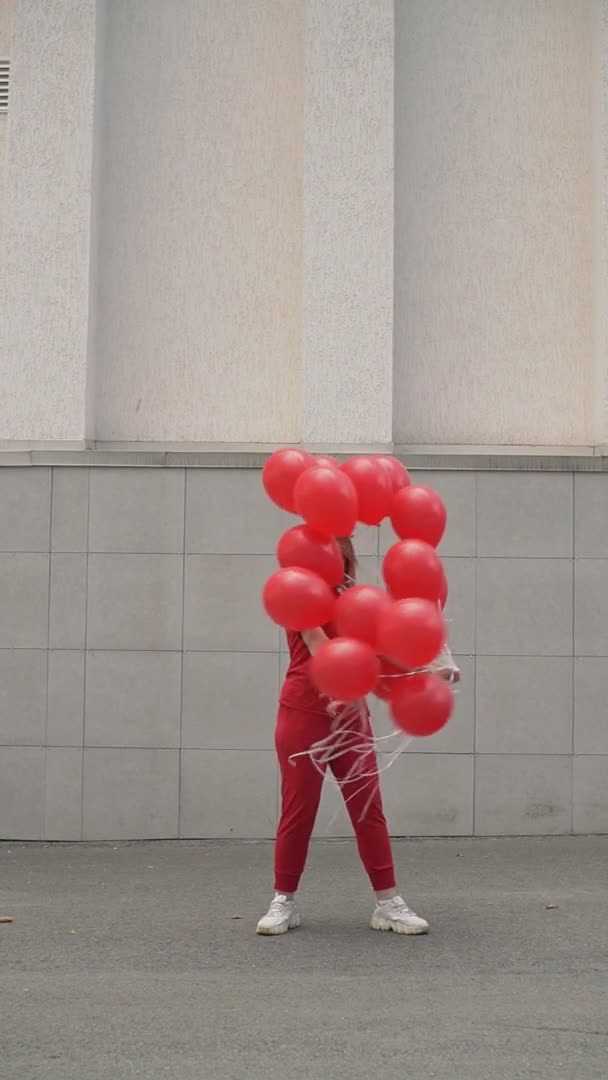 红球的女孩 — 图库视频影像