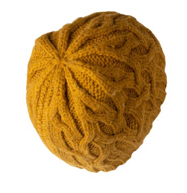 Kadınların koyu sarı şapkalı kaba örgü örüşü beyaz arka planda izole edilmiş. Sıcak kış aksesuarı