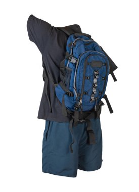 Kot mavi sırt çantası, koyu mavi spor şortu, beyaz folyoya izole edilmiş siyah tişört. Her gün için kıyafet