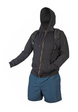 Kot mavi sırt çantası, kapüşonlu siyah kazak, beyaz arka planda koyu mavi şort. Spor giyimi