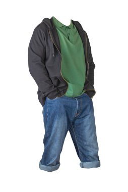 Kum mavisi şortlar, yakalı koyu yeşil tişörtler fermuarlı siyah kazaklar ve beyaz arka planda izole edilmiş başlıklar.