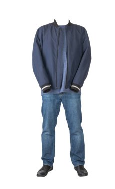 Koyu mavi kot, lacivert tişört, koyu mavi bombacı ceketi ve beyaz arka planda izole edilmiş siyah deri ayakkabılar. 