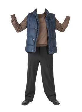 Koyu mavi kolsuz ceket, siyah pantolon, kahverengi kazak ve beyaz arka planda siyah deri ayakkabılar.