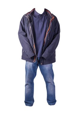 Koyu mavi ceket, koyu mavi gömlek ve beyaz arka planda izole edilmiş mavi kot pantolon. Sıradan moda kıyafetleri.