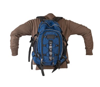  Mavi sırt çantası örülmüş kahverengi süveter giymişti. Beyaz arka planda izole edilmişti. Sırt çantası ve erkek süveteri arkadan görünüyor.