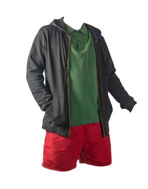 Demir fermuarlı kapüşonlu siyah kazak, koyu yeşil tişört ve beyaz arka planda izole edilmiş kırmızı spor şort. Günlük spor kıyafetleri.