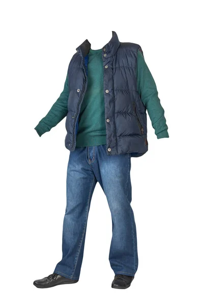 ダークブルーのノースリーブジャケット ブルーのジーンズ グリーンのセーターと黒の革の靴は白い背景に隔離されています カジュアルスタイル — ストック写真
