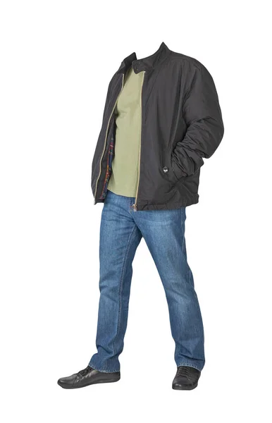 濃い青のジーンズ オリーブのTシャツ 黒のジャケットと黒の革の靴は白い背景に隔離された — ストック写真