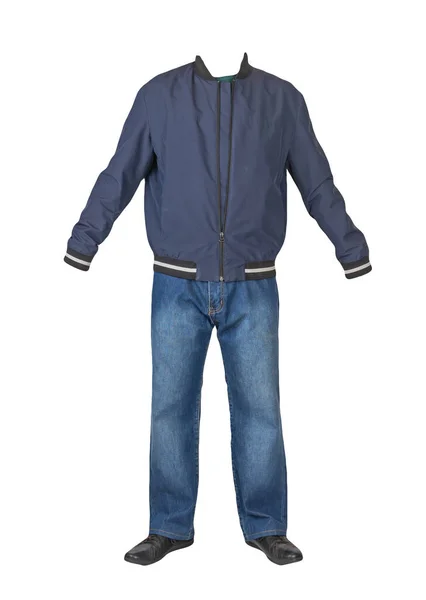 ダークブルーのジーンズ グリーンのセーター ダークブルーの爆撃機のジャケットと黒の革の靴は白い背景に隔離されています カジュアルスタイル — ストック写真