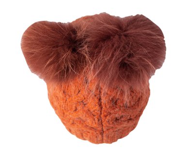 Beyaz arka planda izole edilmiş ponpon ile örülmüş kırmızı kadın şapkası. Sıcak kış aksesuarı