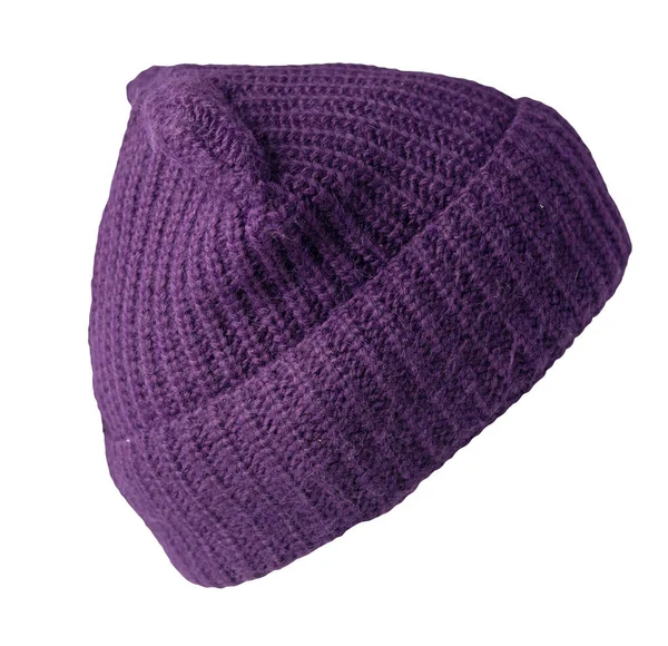 女人的紫色帽子是用白色的背景织成的 暖冬饰物 — 图库照片