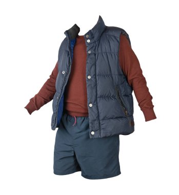 Koyu mavi kolsuz ceket, bordo kazak ve beyaz arka planda izole edilmiş koyu mavi spor şort. Her gün için kıyafet