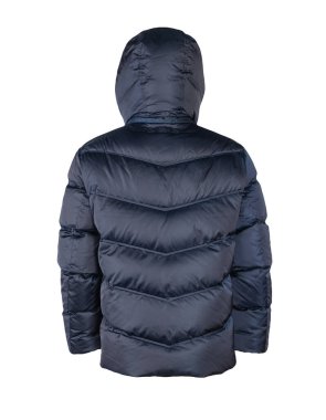 Beyaz arka planda koyu mavi kapüşonlu erkek ceketi. Her gün için şık kıyafetler.