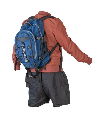 Mavi sırt çantası, kırmızı şort, beyaz arka planda izole edilmiş kırmızı yaz bombacısı ceketi. gündelik kıyafet