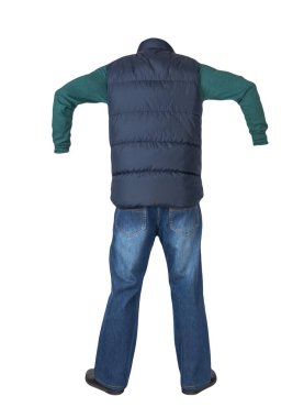 Koyu mavi kolsuz ceket, mavi kot pantolon, yeşil kazak ve beyaz arka planda izole edilmiş siyah deri ayakkabılar. Sıradan stil