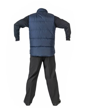 Koyu mavi kolsuz ceket, siyah pantolon, siyah kazak ve beyaz arka planda siyah deri ayakkabılar.