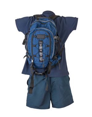 Kot mavi sırt çantası, koyu mavi spor şortu, koyu mavi yakalı, düğmeli beyaz foane. Her gün için kıyafet