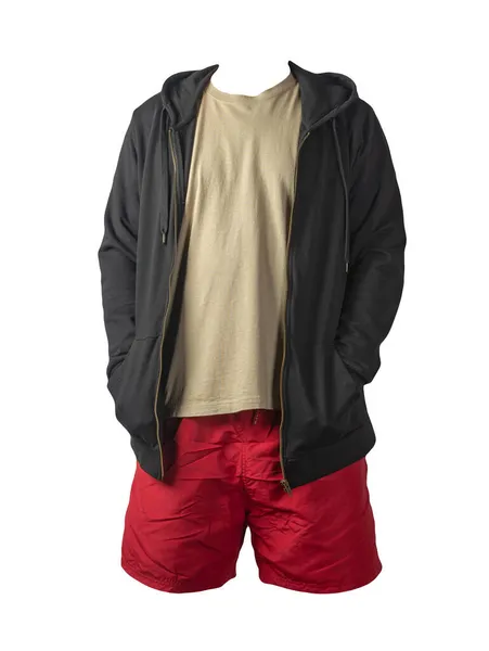 鉄ジッパーパーカー ベージュのTシャツと白の背景に隔離された赤のスポーツショートパンツと黒のスウェットシャツ カジュアルスポーツウェア — ストック写真