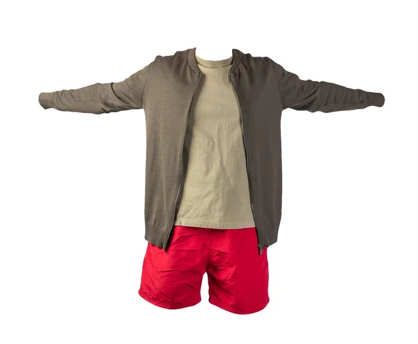 メンズダークグリーンのニットボマージャケット オリーブのTシャツ 白い背景に隔離された赤いスポーツショートパンツ ファッショナブルなカジュアルウェア — ストック写真