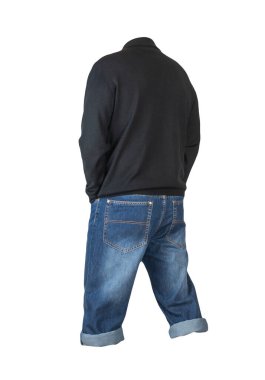 Koyu mavi şort ve beyaz arka planda koyu kırmızı süveter. Erkek pantolonu.