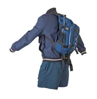 Mavi sırt çantası, koyu mavi şort, koyu mavi yaz bombacısı ceketi beyaz arka planda izole edilmiş. gündelik kıyafet