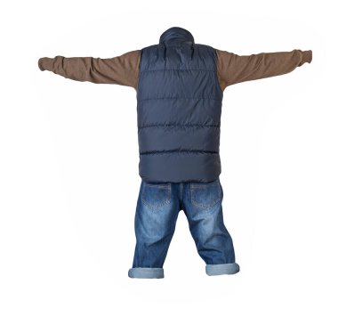 Koyu mavi şort, kahverengi örgü süveter ve beyaz arka planda koyu mavi kolsuz ceket.