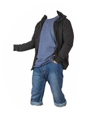 Kum mavisi şort, lacivert tişört ve beyaz arka planda fermuar ve kapüşonlu siyah sweatshirt.