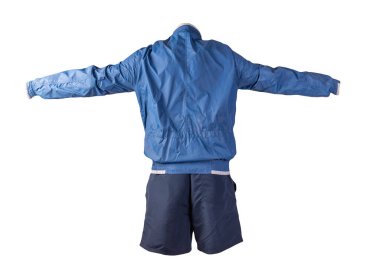 Erkekler mavi beyaz ceket ve koyu mavi spor şort beyaz arka planda izole. modaya uygun günlük kıyafetler.