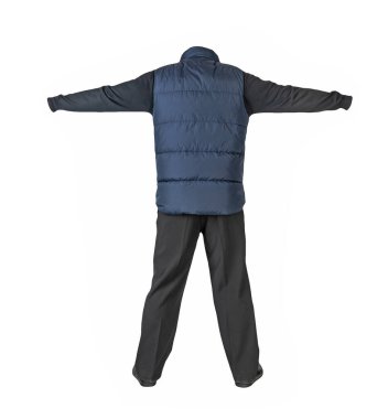 Koyu mavi kolsuz ceket, siyah pantolon, siyah kazak ve beyaz arka planda siyah deri ayakkabılar.