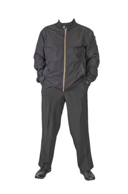 Siyah ceket, siyah pantolon ve beyaz arka planda izole edilmiş siyah deri ayakkabılar. Erkek sonbahar kıyafetleri.