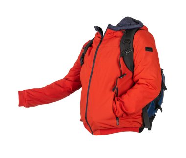 Kırmızı ceketli mavi bir sırt çantası ve beyaz bir arka planı var. Bir sırt çantası ve ceketin arka planı