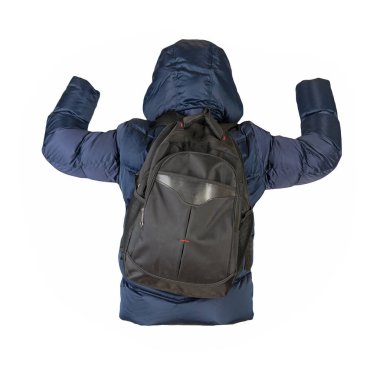 Siyah sırt çantalı, koyu mavi ceketli ve beyaz kapüşonlu. Bir sırt çantası ve ceketin arka planı