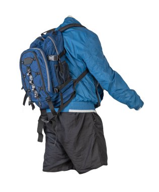 Mavi sırt çantası, siyah şort, mavi yazlık yelek beyaz arka planda izole edilmiş. gündelik kıyafet
