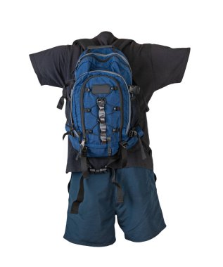 Kot mavi sırt çantası, koyu mavi spor şortu, beyaz folyoya izole edilmiş siyah tişört. Her gün için kıyafet