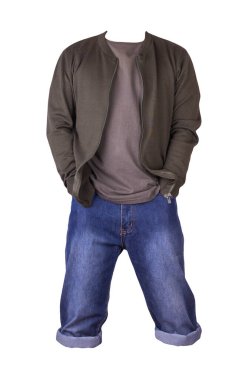 Kum mavisi şort, koyu gri tişört ve koyu yeşil örgü bombacı ceketi beyaz arka planda izole edilmiş bir fermuarda.