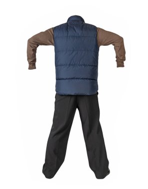 Koyu mavi kolsuz ceket, siyah pantolon, kahverengi kazak ve beyaz arka planda siyah deri ayakkabılar.