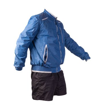 Erkekler mavi beyaz ceket ve siyah spor şortu beyaz arka planda izole edilmiş. modaya uygun günlük kıyafetler.