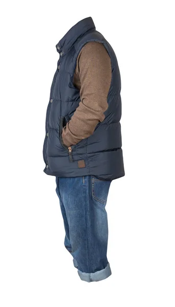 デニムダークブルーのショートパンツ ブラウンのニットセーター ダークブルーのノースリーブジャケット — ストック写真