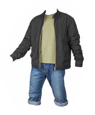 Kum mavisi şort, zeytin tişört ve beyaz arka planda izole edilmiş bir fermuarda siyah bombacı ceketi.