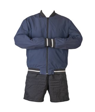 Koyu mavi bombacı ceketi ve siyah spor şortu beyaz arka planda izole edilmiş. modaya uygun günlük kıyafetler.