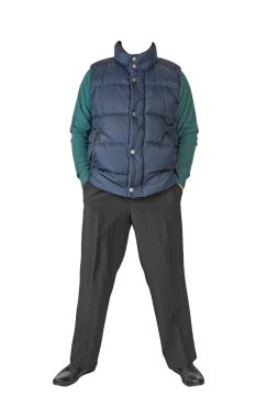 Koyu mavi kolsuz ceket, siyah pantolon, yeşil kazak ve beyaz arka planda siyah deri ayakkabılar.