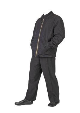 Siyah ceket, siyah pantolon ve beyaz arka planda izole edilmiş siyah deri ayakkabılar. Erkek sonbahar kıyafetleri.