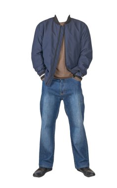 Koyu mavi kot, kahverengi kazak, koyu mavi bombacı ceketi ve beyaz arka planda izole edilmiş siyah deri ayakkabılar. Sıradan stil